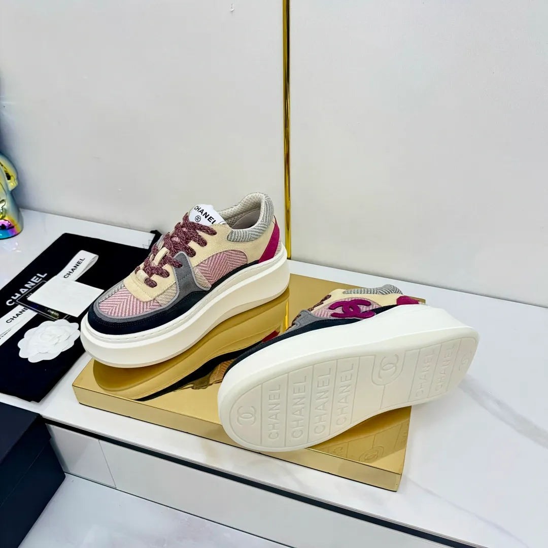👟👟Ex-factory price 600👟👟 Upgraded version, upgraded version, upgraded version! No rebuttal accepted! ! ! ! Chanel Chanel panda shoes! 2025 counter's top casual sports shoes. This classic design; the upper is electro-embroidered with a variety of techniques; the outsole is fashionable and sporty; the unusual inclusion of a variety of color matching elements... The diversified mix and match is very good-looking and versatile, and can be used for leisure, fashion, sports, and outdoor... ꫛꫀꪝ Go➫ Materials: ❶Upper made of: original imported first-layer silk cowhide + original waterproof cloth + original first-layer cowhide ❷Inner lining: Original Yangli+Net ❸Outsole based on: Original TPU combination outsole Counter boutique packaging complete set for women 35–41 👉 👉 👉 👉 👉